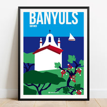 Charger l&#39;image dans la galerie, Affiche Poster Hello Terroir Banyuls Salette sur mer pins et vignes - aperçu dans décor cadre
